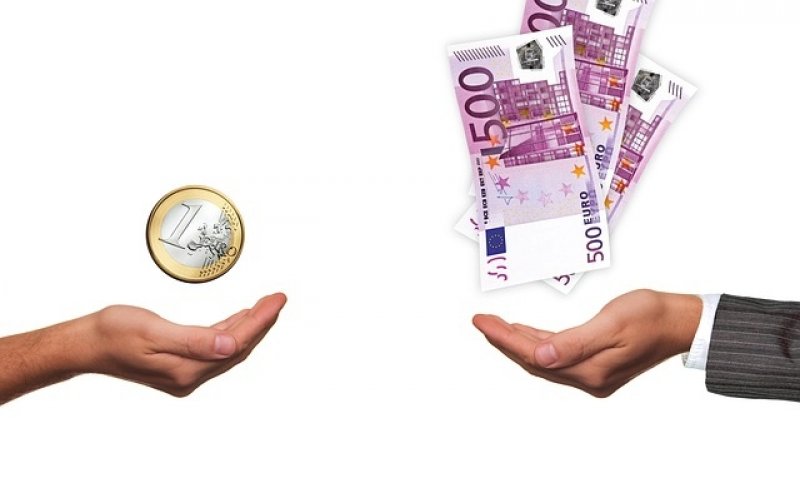 Průměrný plat v ČR - ruce, peníze, mzda
